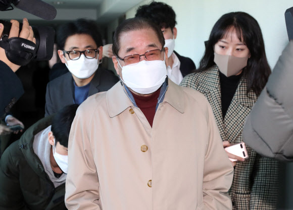 이종찬 전 국정원장이 24일 오전 서울 종로구 김종인 전 국민의힘 비대위원장 사무실로 들어서며 취재진의 질문을 받고 있다. 2021.11.24  연합뉴스