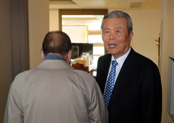 김종인 전 국민의힘 비대위원장이 24일 오전 서울 종로구 자신의 사무실을 찾은 이종찬 전 국정원장을 맞이하고 있다. 2021.11.24  연합뉴스