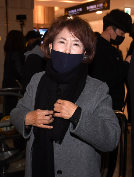 주옥순 엄마부대 대표가 24일 서울 서대문구 세브란스병원 신촌장례식장에 마련된 전두환 전 대통령의 빈소를 찾아 조문한 뒤 이동하고 있다. 2021.11.24  사진공동취재단