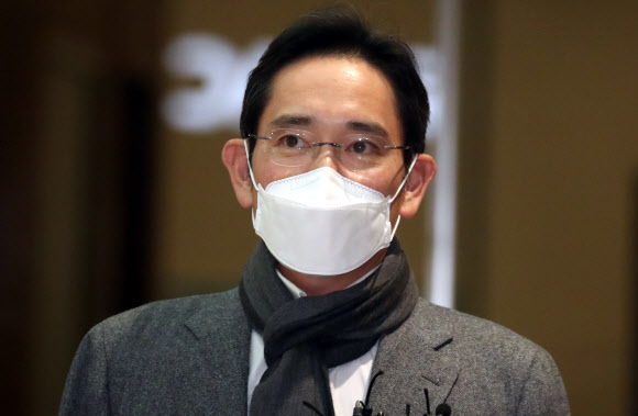 이재용 삼성전자 부회장이 미국 출장을 마친 뒤 24일 오후 서울김포비즈니스항공센터를 통해 귀국하고 있다. 삼성전자는 이날 미국 내 신규 파운드리 반도체 생산라인 건설 부지로 텍사스주 테일러시를 최종 선정했다고 발표했다. 2021.11.24  사진공동취재단