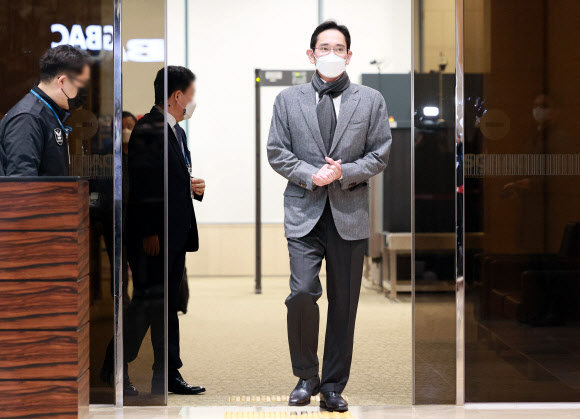 이재용 삼성전자 부회장이 미국 출장을 마친 뒤 24일 오후 서울김포비즈니스항공센터를 통해 귀국하고 있다. 삼성전자는 이날 미국 내 신규 파운드리 반도체 생산라인 건설 부지로 텍사스주 테일러시를 최종 선정했다고 발표했다. 2021.11.24  사진공동취재단