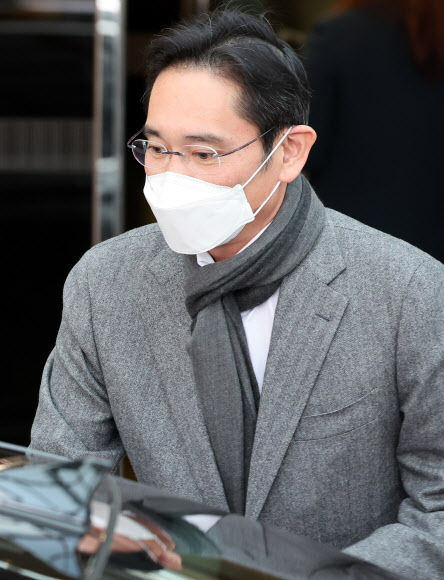 이재용 삼성전자 부회장이 미국 출장을 마친 뒤 24일 오후 서울김포비즈니스항공센터를 통해 귀국해 건물을 나선 뒤 차량에 탑승하고 있다.  삼성전자는 이날 미국 내 신규 파운드리 반도체 생산라인 건설 부지로 텍사스주 테일러시를 최종 선정했다고 발표했다. 2021.11.24  연합뉴스