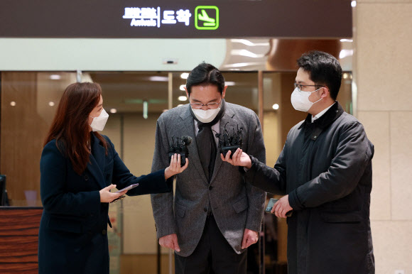 이재용 삼성전자 부회장이 미국 출장을 마친 뒤 24일 오후 서울김포비즈니스항공센터를 통해 귀국해 취재진 질문에 답변한 뒤 인사하고 있다. 삼성전자는 이날 미국 내 신규 파운드리 반도체 생산라인 건설 부지로 텍사스주 테일러시를 최종 선정했다고 발표했다. 2021.11.24  사진공동취재단