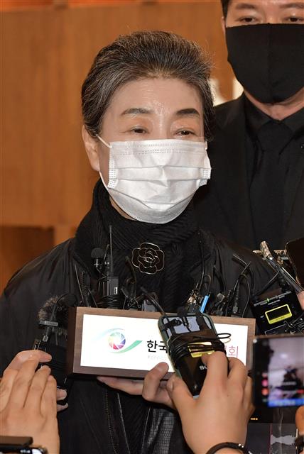 박근령 전 육영재단 이사장이 24일 서울 서대문구 신촌세브란스병원 장례식장에 마련된 전두환 전 대통령의 빈소를 찾아 조문한 뒤 취재진의 질문에 답변하고 있다. 2021.11.24 뉴스1