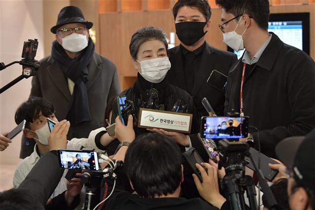 박근령 전 육영재단 이사장이 24일 서울 서대문구 신촌세브란스병원 장례식장에 마련된 전두환 전 대통령의 빈소를 찾아 조문한 뒤 취재진의 질문에 답변하고 있다. 2021.11.24 뉴스1