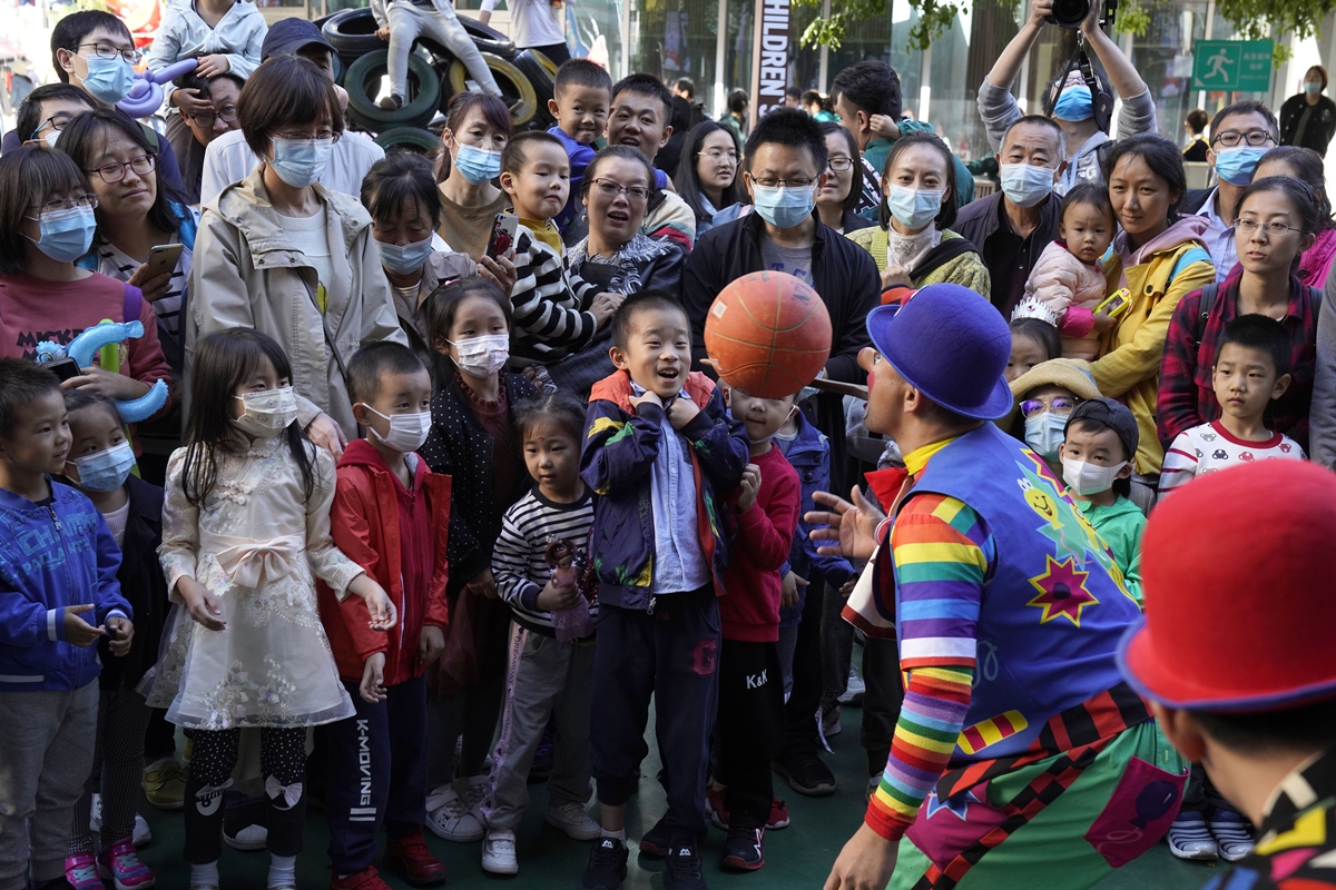 중국 베이징의 한 쇼핑거리에 모여든 어린이들
