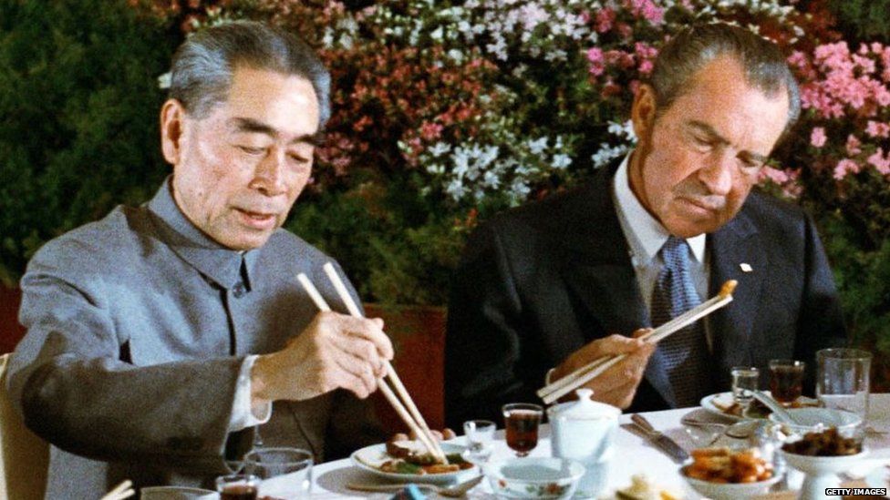 1972년 중국을 국빈 방문한 리처드 닉슨 미국 대통령이 저우언라이 중국 총리와 함께 연회 만찬을 즐기던 중 젖가락으로 음식 하나를 집어 유심히 살펴보고 있다. AFP 자료사진