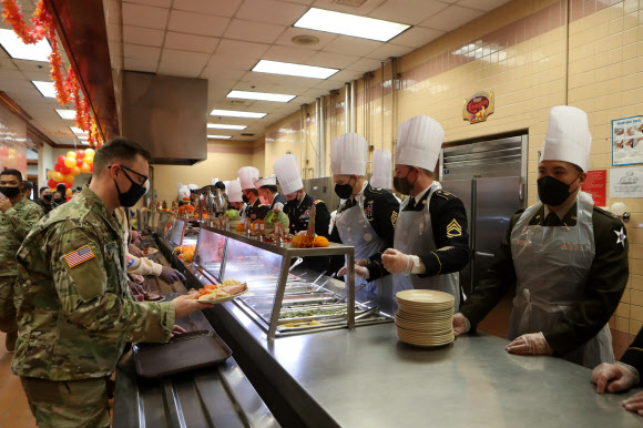 셰프 모자 쓴 미군 지휘관들