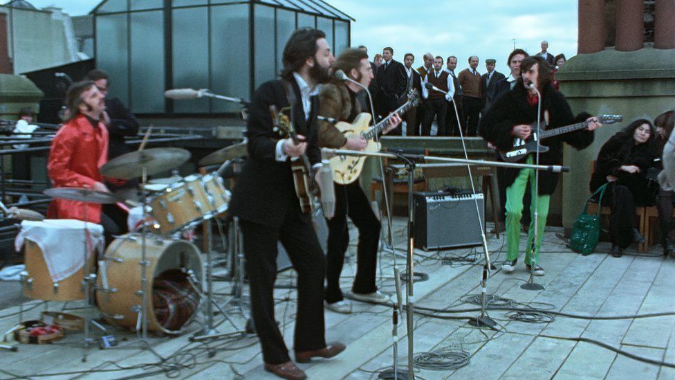 저유명한 미국 뉴욕 맨해튼의 애플 레코드 건물 옥상을 찾아 벌인 비틀스의 잼(즉석) 공연 모습. 오른쪽 끝에 오노 요코의 모습이 눈에 띈다. 디즈니＋ 제공 영국 BBC 홈페이지 재인용  