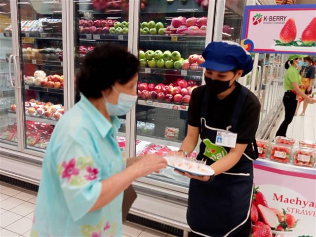 지난 4월 태국 방콕의 한 마트에서 NH농협무역이 딸기수출통합조직을 통해 현지인을 대상으로 K딸기 판촉 행사를 진행하고 있다. 농림축산식품부 제공