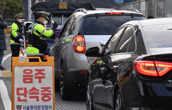 서울경찰청이 연말까지 음주운전 특별단속에 나선다고 10일 밝혔다. 사진은 경찰의 음주운전 단속 장면. 서울신문 포토라이브러리