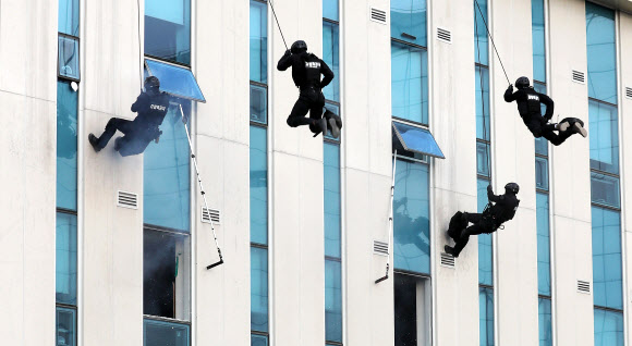 인질 테러범 소탕작전 벌이는 경찰특공대