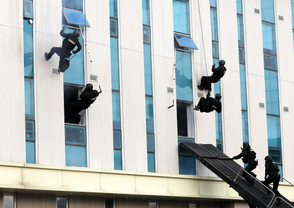 인질 테러범 소탕작전 벌이는 경찰특공대