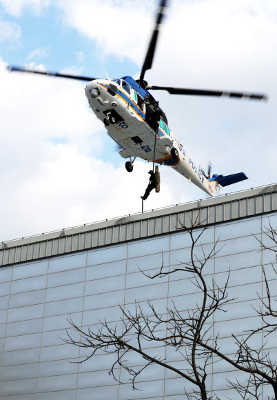 헬기로 진입하는 경찰특공대