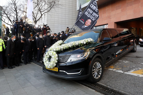 장례식장 떠나는 전두환 운구차