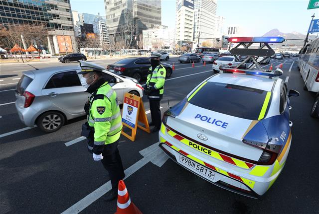 경찰, 대규모 집회 대비해 도심 검문소 설치