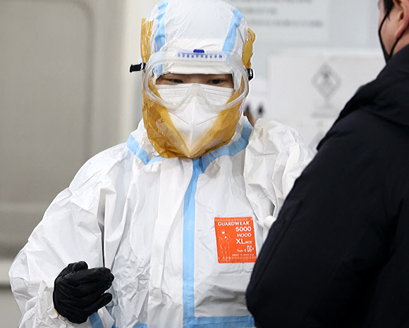 ‘방호복 틈을 테이프로’