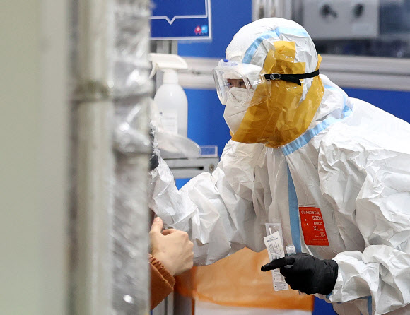 ‘방호복 틈을 테이프로’