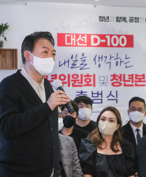윤석열(왼쪽) 국민의힘 대선후보가 28일 서울 여의도 북카페 하우스에서 열린 ‘대선 D-100, 내일을 생각하는 청년위원회 및 청년본부 출범식’에서 인사말을 하고 있다. 정연호 기자 tpgod@seoul.co.kr