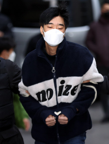 스토킹으로 경찰의 신변보호를 받던 전 여자친구를 살해한 김병찬이 29일 오전 검찰로 송치되기 위해 서울 남대문경찰서를 나서고 있다. 2021.11.29  연합뉴스