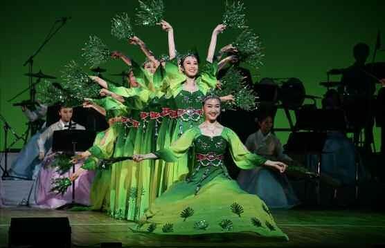 북한 노동당 기관지 노동신문은 29일 재일본조선인총연합회(총련) 소속의 금강산가극단이 올해 일본에서 다양한 순회공연을 진행했다고 보도했다. 신문은 이들이 신종 코로나바이러스 감염증(코로나19)에도 불구하고 도쿄, 효고현, 가나가와현 등에서 총 20여 차례의 공연을 진행했다고 언급했다. 평양 노동신문 뉴스1