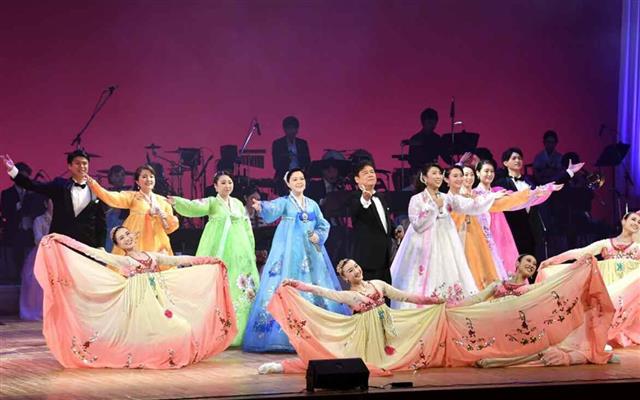 북한 노동당 기관지 노동신문은 29일 재일본조선인총연합회(총련) 소속의 금강산가극단이 올해 일본에서 다양한 순회공연을 진행했다고 보도했다. 신문은 이들이 신종 코로나바이러스 감염증(코로나19)에도 불구하고 도쿄, 효고현, 가나가와현 등에서 총 20여 차례의 공연을 진행했다고 언급했다. 평양 노동신문 뉴스1