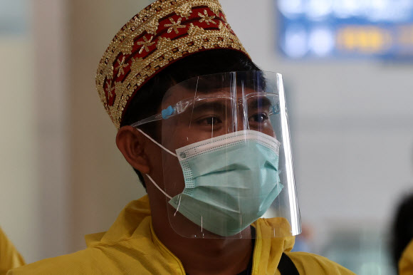 29일 오전 방호복을 입은 해외 입국자들이 인천국제공항을 통해 입국하고 있다.  방역 당국은은 새로운 코로나19 변이 바이러스인 ‘오미크론’의 국내 유입 차단을 위해 남아프리카 8개국에서 오는 외국인을 입국금지 조처했으며, 향후 대상 국가를 확대하는 방안을 검토할 방침이다. 2021.11.29  연합뉴스