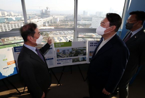 국민의힘 윤석열 대선 후보가 29일 오후 세종시 밀마루 전망대를 방문해 김병준 상임선대위원장과 함께 행정중심복합도시 전경을 바라보고 있다. 2021.11.29  사진공동취재단