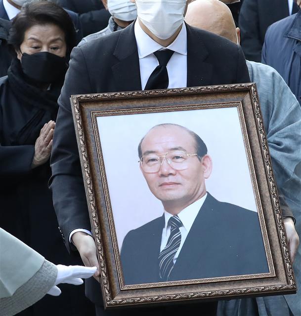 29일 오후 대구 팔공총림 동화사에서 열린 전두환 전 대통령 삼우제에 참석한 부인 이순자씨가 합장한 채 영정을 뒤따르고 있다. 2021.11.29 뉴스1