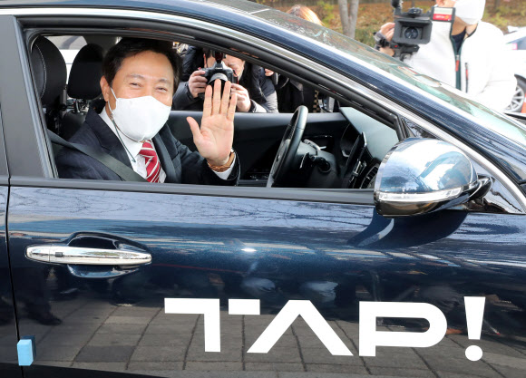 오세훈 서울시장이 29일 오후 서울 마포구 에스플렉스센터 광장에서 열린 ‘자율주행 유상운송 선포식’에 참석해 자율주행차를 시승하고 있다. 2021.11.29  사진공동취재단 