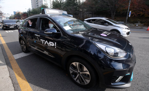 오세훈 서울시장이 29일 오후 서울 마포구 에스플렉스센터 광장에서 열린 ‘자율주행 유상운송 선포식’에 참석해 자율주행차를 시승하고 있다. 2021.11.29  사진공동취재단