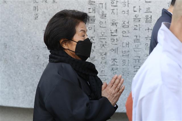 29일 오후 대구 팔공총림 동화사에서 열린 전두환 전 대통령 삼우제에 참석한 부인 이순자씨가 합장한 채 영정을 뒤따르고 있다. 2021.11.29 뉴스1