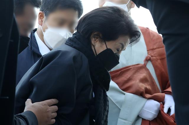 29일 오후 대구 팔공총림 동화사에서 열린 전두환 전 대통령 삼우제에 참석한 부인 이순자씨가 경호원의 부축을 받아 대불전으로 향하고 있다. 2021.11.29 뉴스1