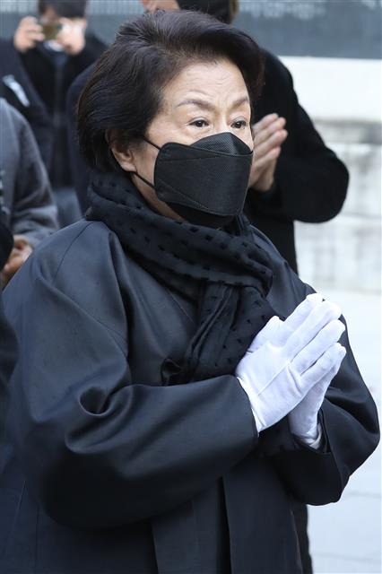 29일 오후 대구 팔공총림 동화사에서 열린 전두환 전 대통령 삼우제에 참석한 부인 이순자씨가 합장한 채 영정을 뒤따르고 있다. 2021.11.29 뉴스1