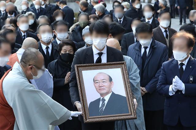 29일 오후 대구 팔공총림 동화사에서 열린 전두환 전 대통령 삼우제에 참석한 부인 이순자씨가 합장한 채 영정을 뒤따르고 있다. 2021.11.29 뉴스1