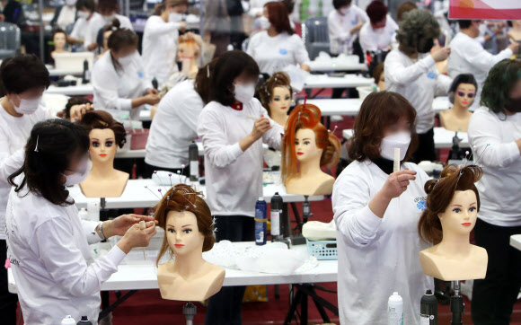 미용 기술 뽐내는 참가자들