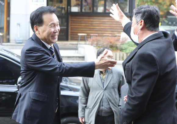 손학규 전 바른미래당 대표가 29일 서울 여의도 한 카페로 제20대 대선 출마 선언을 위해 이동하며 지지자들의 응원을 받고 있다.2021. 11. 29  김명국 선임기자 daunso@seoul.co.kr