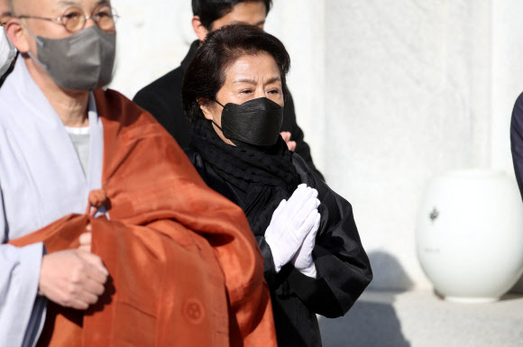 29일 대구 팔공산 동화사에서 열린 고(故) 전두환 전 대통령의 삼우제에 부인 이순자 씨가 참석하고 있다. 2021.11.29  연합뉴스