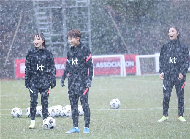뉴질랜드와 2차 평가전을 앞둔 한국 여자축구대표팀 선수들이 29일 오후 경기도 파주 축구 국가대표 트레이닝센터(NFC)에서 훈련 도중 스프링클러가 작동하자 즐거워 하고 있다. 2021.11.29 뉴스1