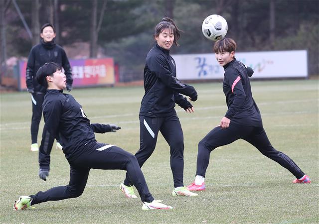 뉴질랜드와 2차 평가전을 앞둔 한국 여자축구대표팀 선수들이 29일 오후 경기도 파주 축구 국가대표 트레이닝센터(NFC)에서 훈련을 하고 있다. 2021.11.29 뉴스1