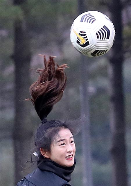 뉴질랜드와 2차 평가전을 앞둔 한국 여자축구대표팀 최유리가 29일 오후 경기도 파주 축구 국가대표 트레이닝센터(NFC)에서 훈련을 하고 있다. 2021.11.29 뉴스1