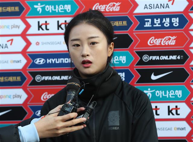 뉴질랜드와 국내 평가전을 앞둔 한국 여자축구대표팀 최유리가 29일 오후 경기도 파주 축구 국가대표 트레이닝센터(NFC)에서 훈련에 앞서 취재진의 질문에 답변하고 있다. 여자축구대표팀은 지난 27일 뉴질랜드와의 1차 친선경기에서 2-1 승리를 거뒀다. 30일에는 2차전을 치른다. 2021.11.29 뉴스1