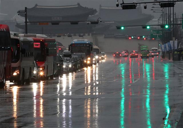 비가 내린 30일 서울 광화문 일대에서 차량들이 이동하고 있다. 2021.11.30  뉴스1
