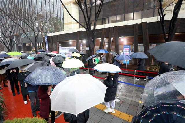 30일 오전 서울 송파구보건소에 마련된 신종코로나바이러스 감염증(코로나19) 선별진료소에서 시민들이 검사를 기다리고 있다. 질병관리청 중앙방역대책본부는 이날 0시 기준 코로나19 신규 확진자가 3032명 발생했다고 밝혔다. 이는 화요일에 집계하는 월요일 발생 확진자 중 최다 규모다. 2021.11.30 뉴스1