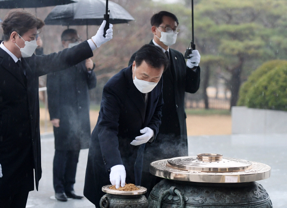 대선 출마를 선언한 손학규 전 바른미래당 대표가 30일 오전 서울 동작구 국립서울현충원에서 분향을 하고 있다. 2021. 11. 30 김명국 선임기자 daunso@seoul.co.kr