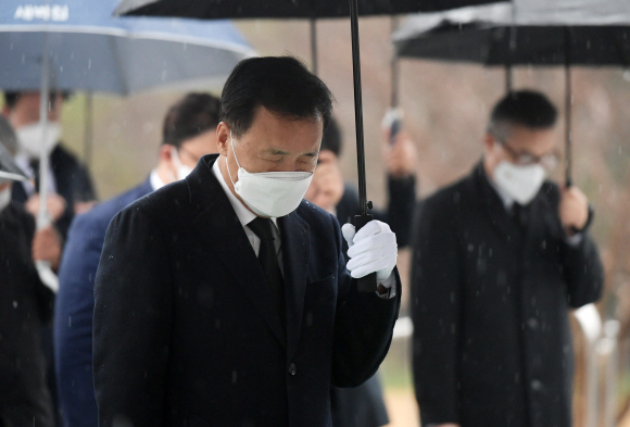 대선 출마를 선언한 손학규 전 바른미래당 대표가 30일 오전 서울 동작구 국립서울현충원에서 분향한 뒤 묵념하고 있다. 2021. 11. 30 김명국 선임기자 daunso@seoul.co.kr