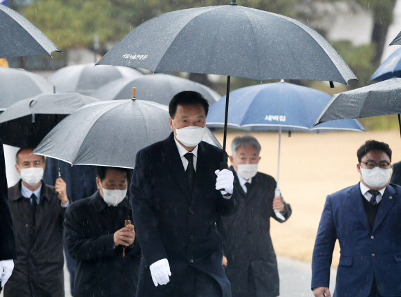 대선 출마를 선언한 손학규 전 바른미래당 대표가 30일 오전 서울 동작구 국립서울현충원에서 참배를 위해 이동하고 있다. 2021. 11. 30 김명국 선임기자 daunso@seoul.co.kr