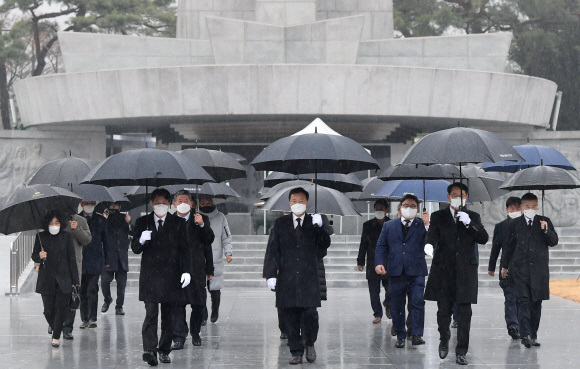 대선 출마를 선언한 손학규 전 바른미래당 대표가 30일 오전 서울 동작구 국립서울현충원에서 참배 및 분향을 마치고 이동하고 있다. 2021. 11. 30 김명국 선임기자 daunso@seoul.co.kr
