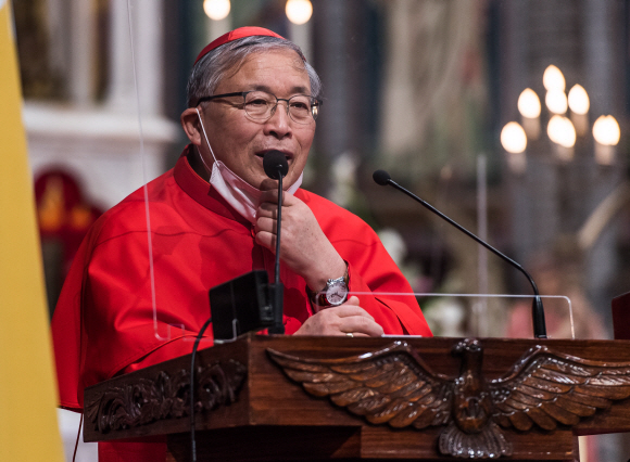 천주교 서울대교구장 염수정 추기경이 30일 오전 서울 중구 명동길 74 명동대성당에서 이임 감사 미사를 봉헌한 뒤 신도들에게 감사의 인사말을 하고 있다. 2021.11.30. 사진공동취재단