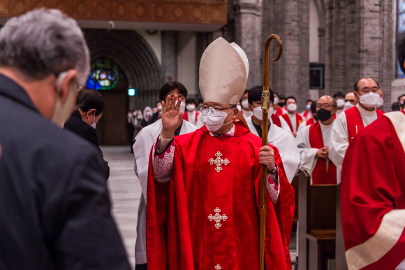 천주교 서울대교구장 염수정 추기경이 30일 오전 서울 중구 명동길 74 명동대성당에서 이임 감사 미사를 위해 성당으로 들어서고 있다. 2021.11.30. 사진공동취재단